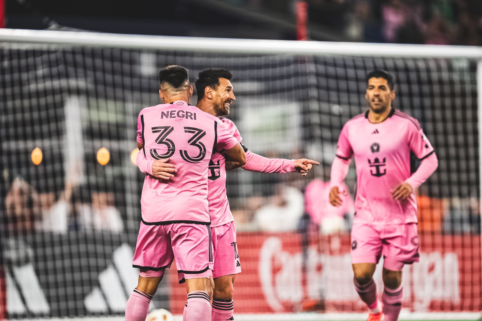 Messi lập cú đúp trên mặt sân cỏ nhân tạo, lập thêm kỷ lục khó tin tại MLS- Ảnh 3. Messi (giữa) ghi 2 bàn trước khi kiến tạo cho Cremaschi và Suarez (phải) ghi thêm 2 bàn nữa cho đội nhà
