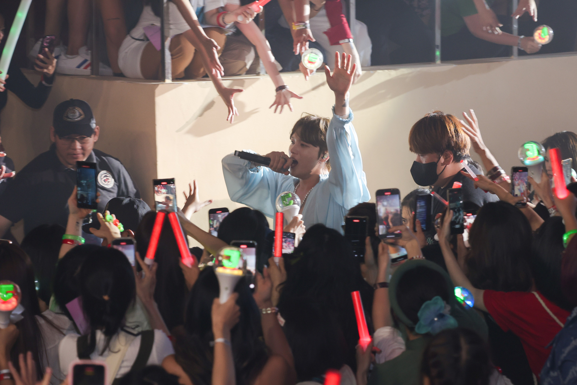'Thiên vương' Kim Jae Joong vẫn đẹp không tuổi, thắc mắc sao fan Việt hết đòi... 'cưới em'- Ảnh 3. Nam ca sĩ xuống tận khán đài để giao lưu cùng khán giả - Ảnh: JS MEDIA