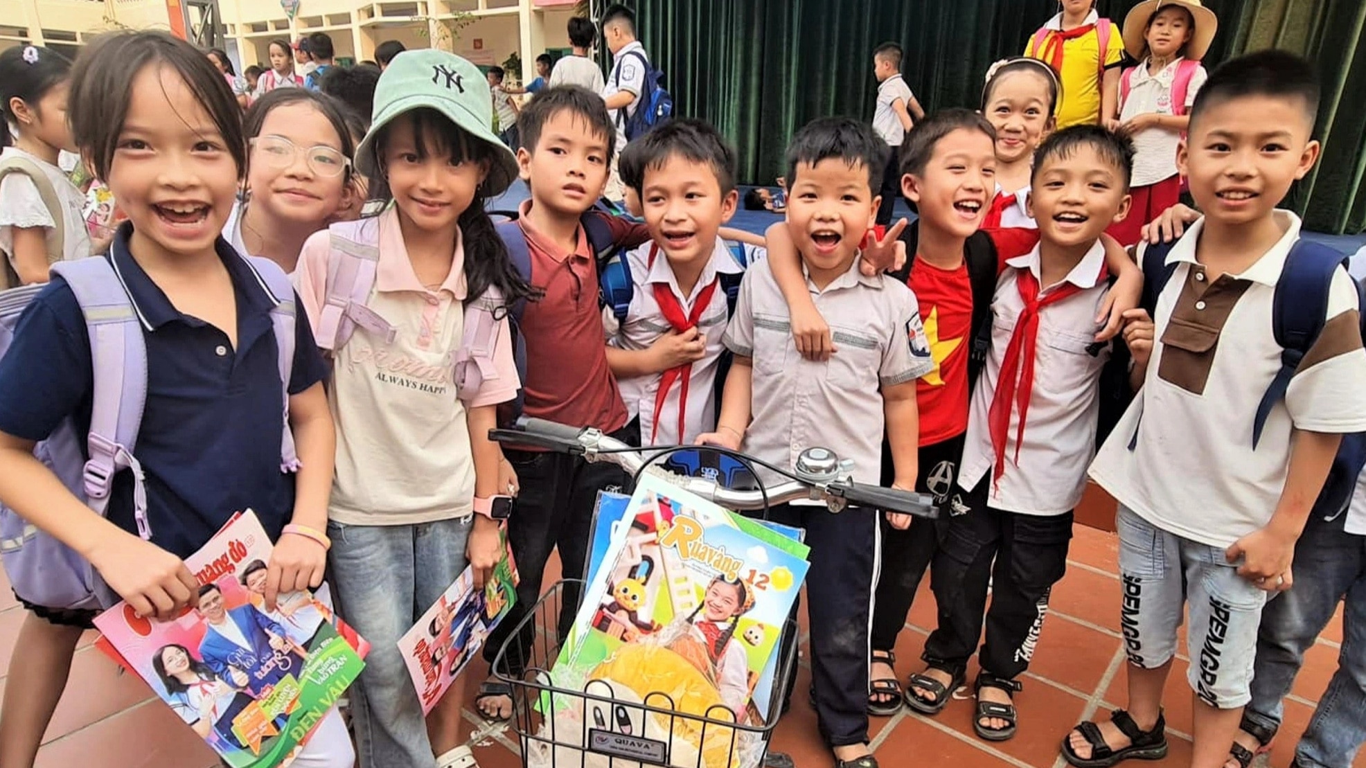 Học sinh Điện Biên vui cười bên chiếc xe đạp được các thành viên tham gia đoàn hành trình của TP.HCM tự góp tiền túi tặng 7 chiếc dịp này - Ảnh: N.NHUNG