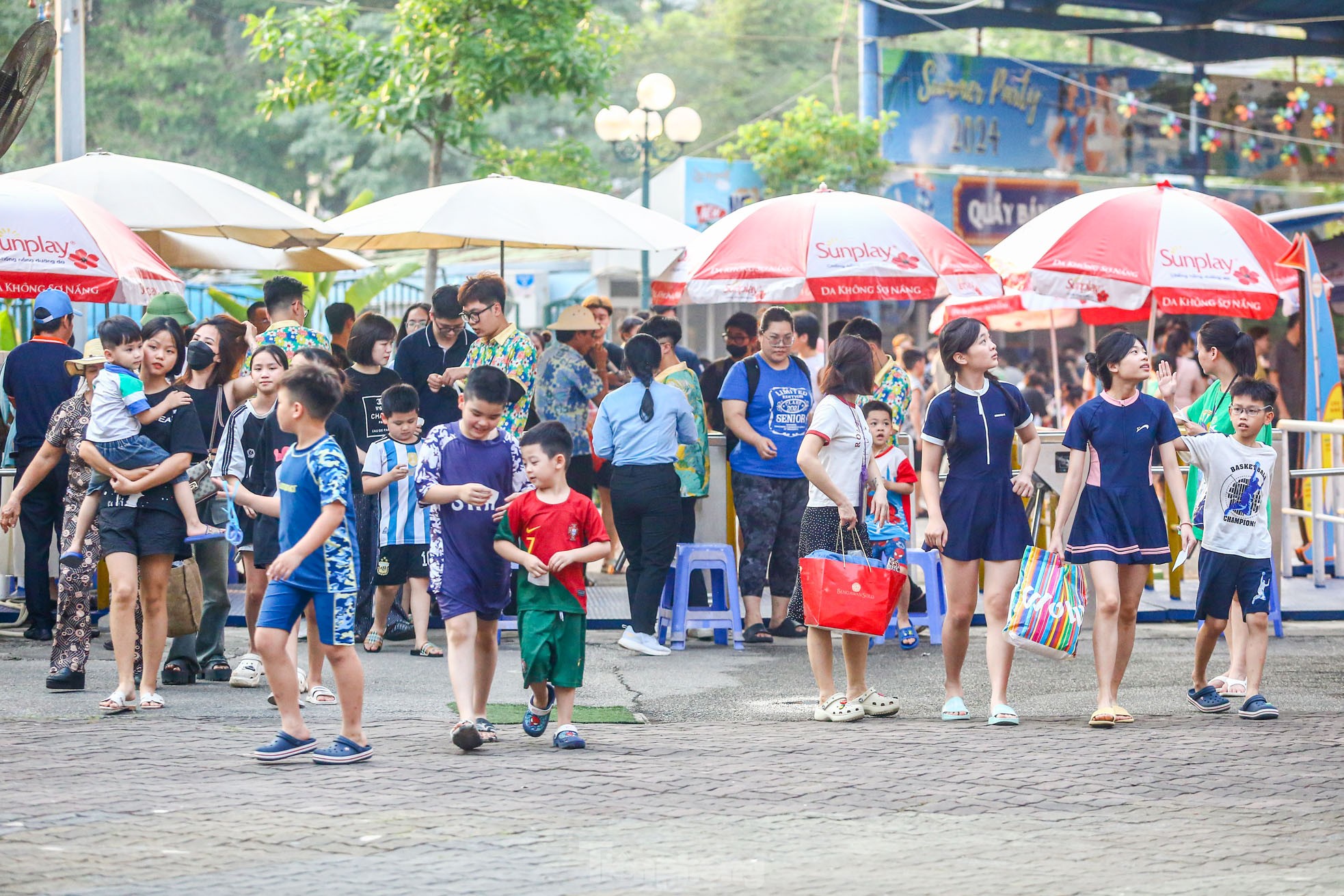 'Nắng nóng nung người', người dân đổ về công viên nước ngày nghỉ lễ ảnh 4