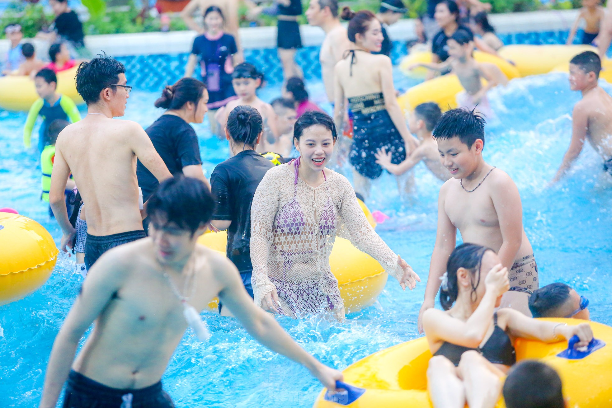 "الحرارة شديدة"، يتدفق الناس إلى الحديقة المائية في أيام العطلات، الصورة 20
