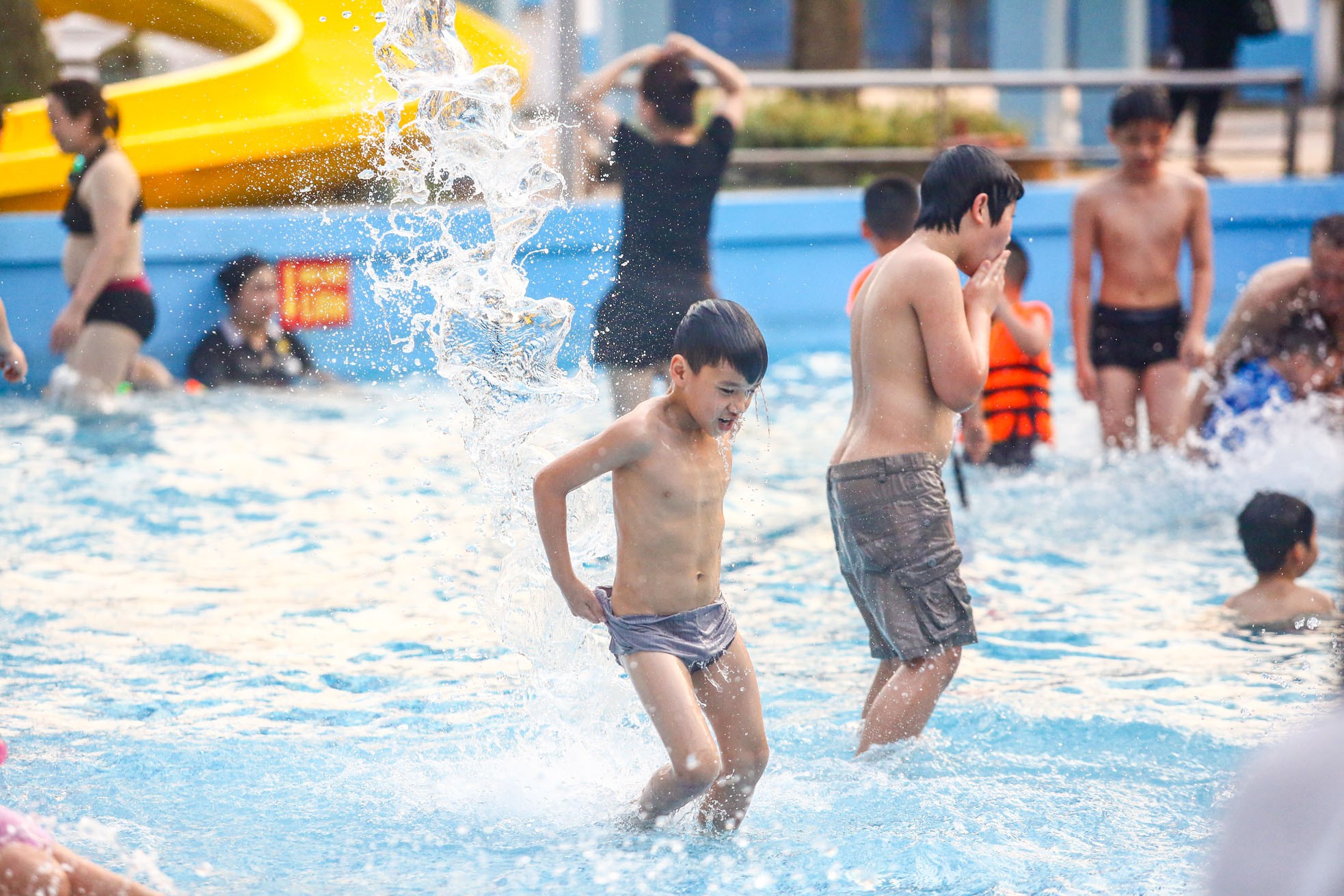 "الحرارة شديدة"، يتدفق الناس إلى الحديقة المائية في أيام العطلات، الصورة 35