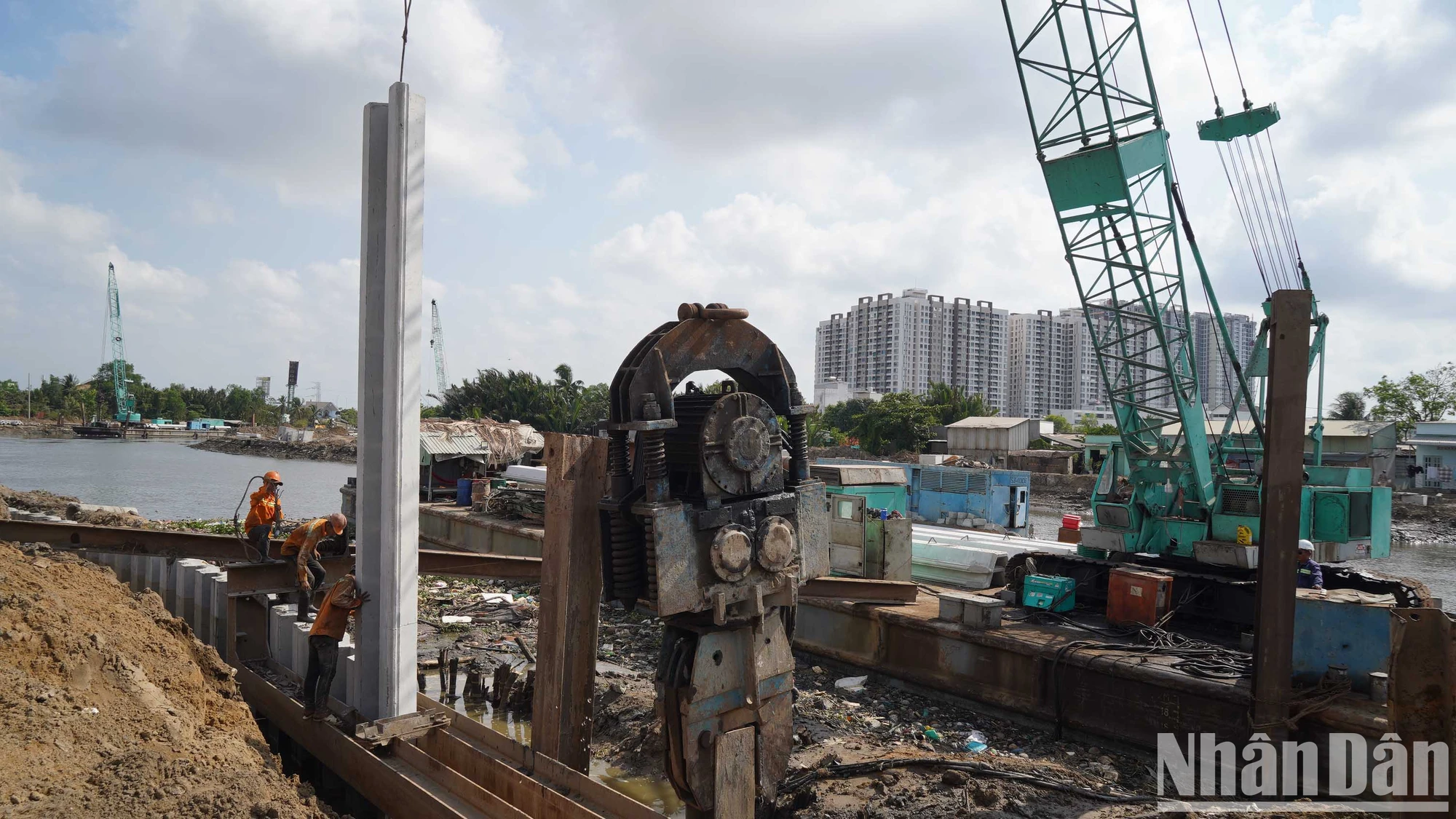 [Ảnh] Thành phố Hồ Chí Minh: Công nhân đội nắng thi công dự án hơn 8.000 tỷ đồng ảnh 3