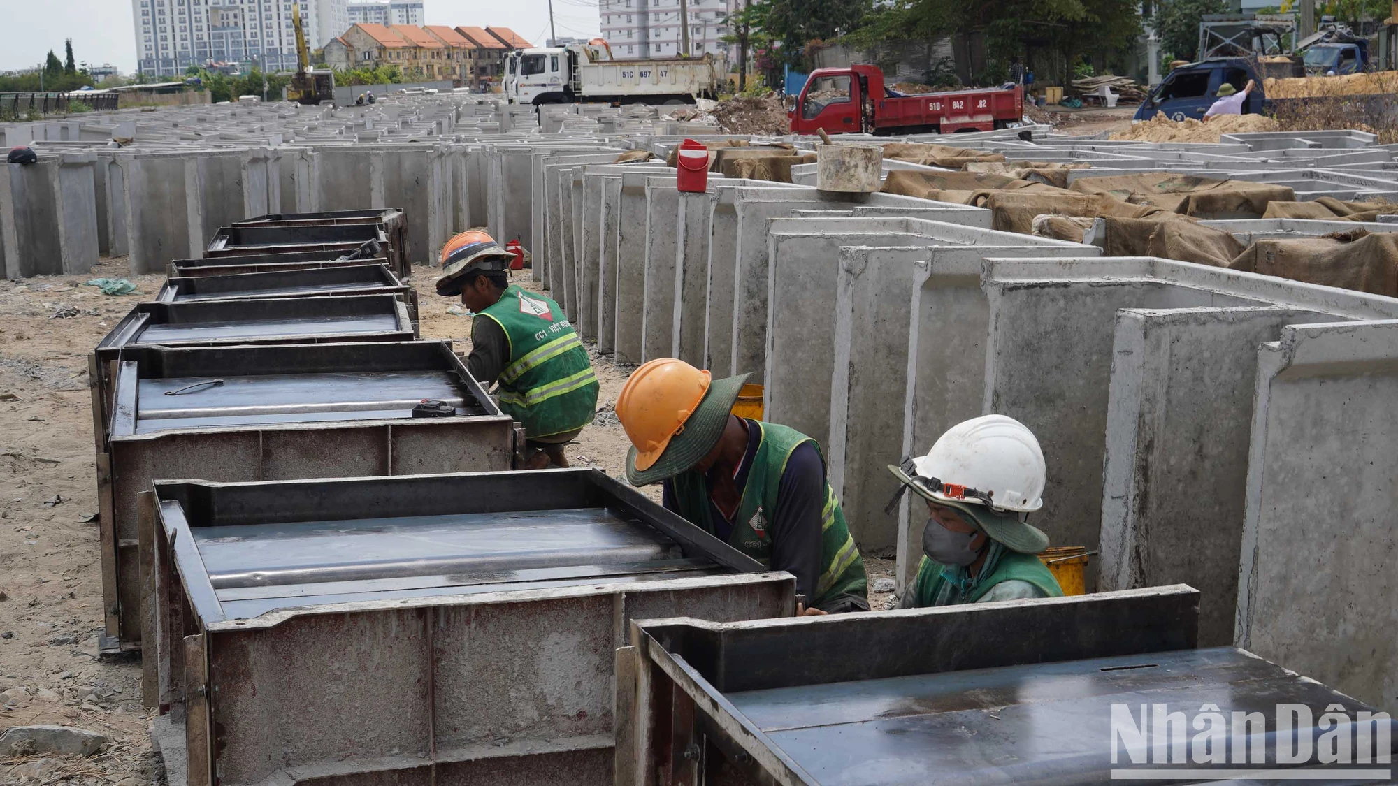 [صورة] مدينة هوشي منه: عمال يعملون تحت أشعة الشمس لبناء مشروع تبلغ قيمته أكثر من 8.000 مليار دونج فيتنامي photo 7
