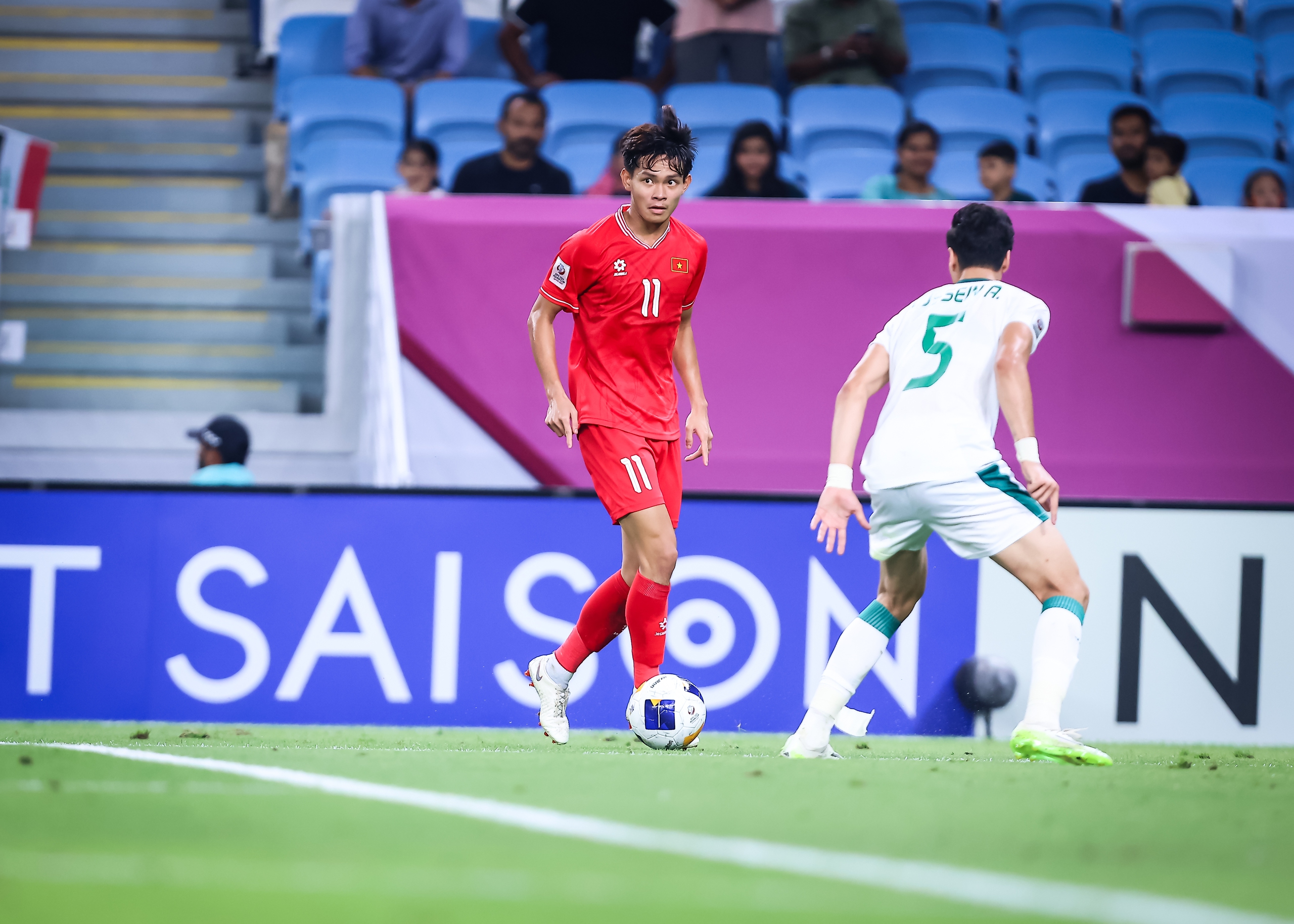 HLV Hoàng Anh Tuấn: 'Cầu thủ U.23 Việt Nam thi đấu quá ít, tôi rất trăn trở'- Ảnh 3. Bùi Vĩ Hào là cầu thủ U.23 hiếm hoi ra sân nhiều hơn 10 trận ở V-League mùa này