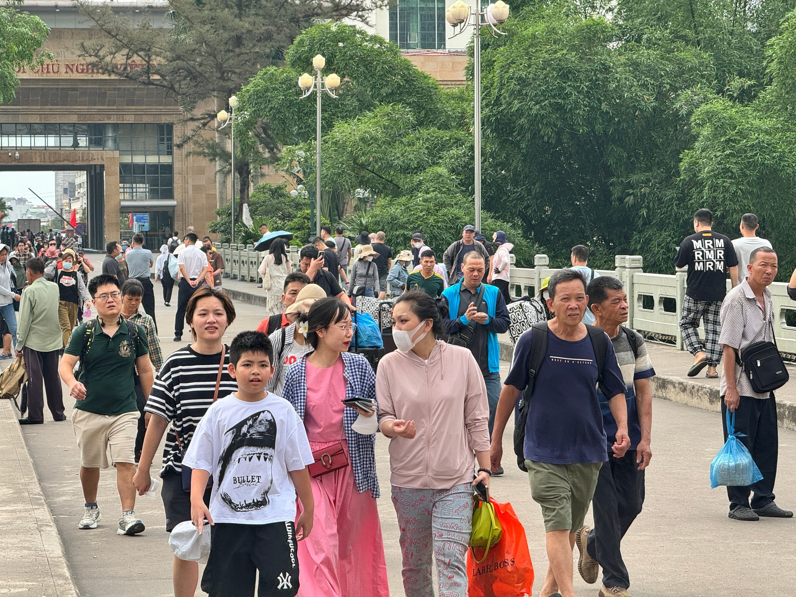 La puerta fronteriza internacional de Mong Cai está repleta de turistas haciendo cola para ir a China - Foto 3.
