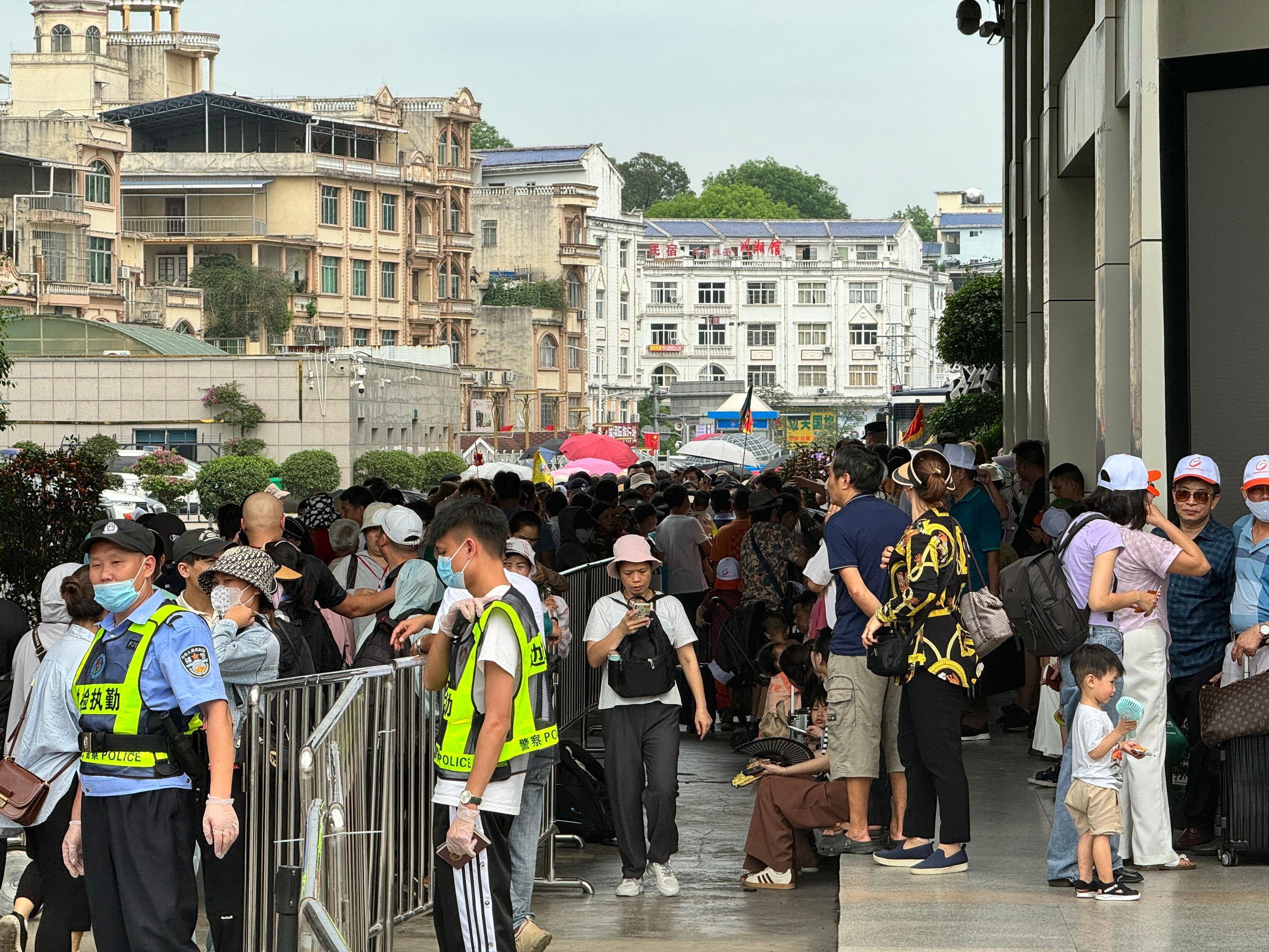 La puerta fronteriza internacional de Mong Cai está repleta de turistas haciendo cola para ir a China - Foto 4.