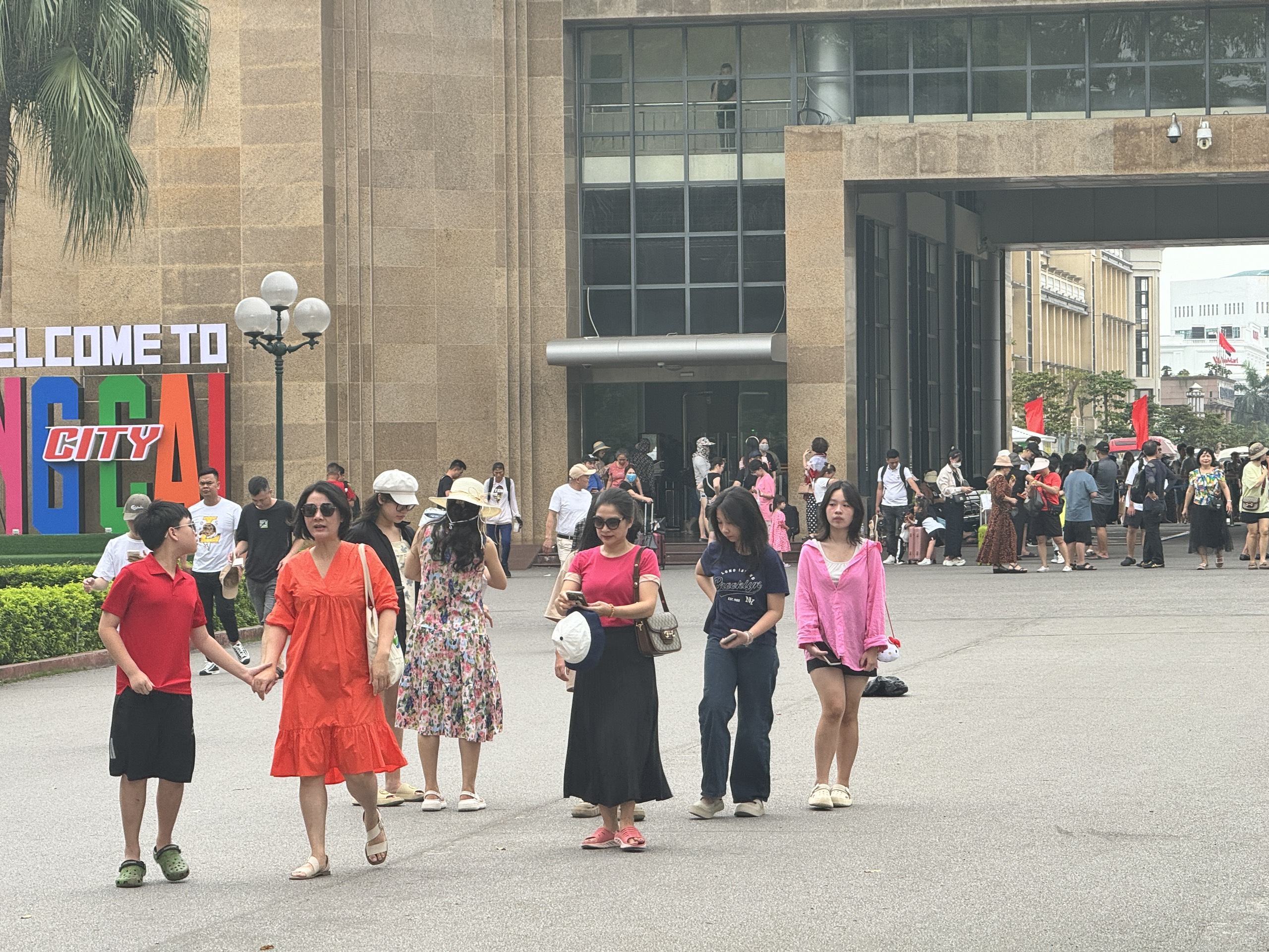 La puerta fronteriza internacional de Mong Cai está repleta de turistas haciendo cola para ir a China - Foto 6.