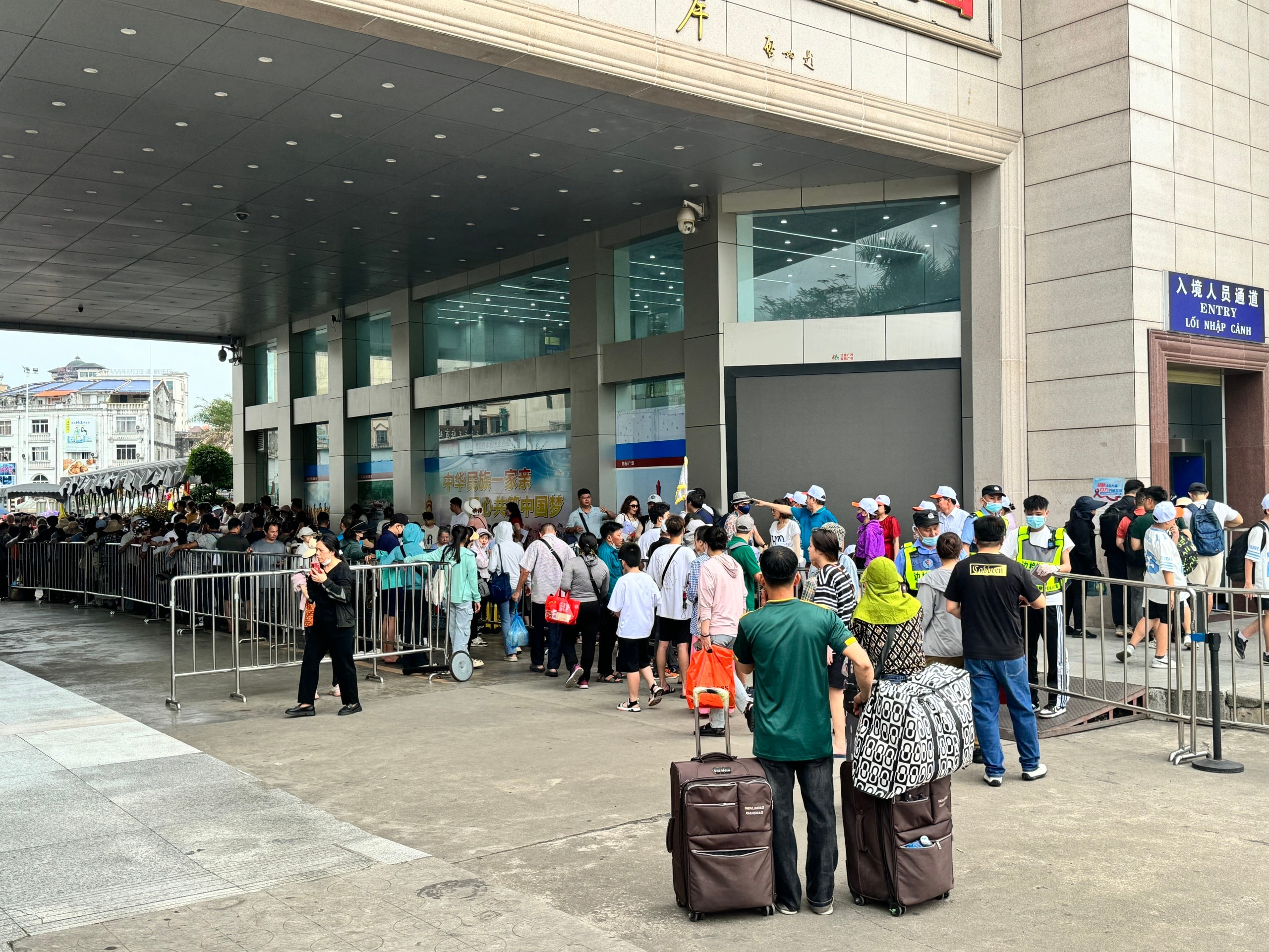 Los turistas hacen cola de forma bastante ordenada en la ciudad de Dong Hung (China) para realizar el check-in