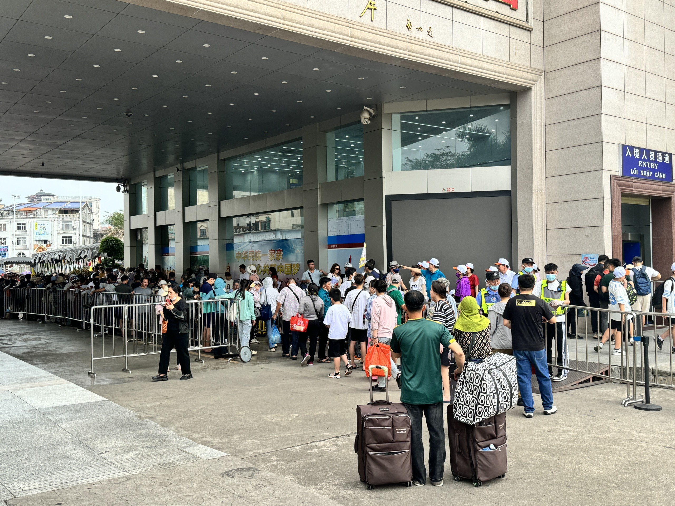 Los turistas hacen cola de forma bastante ordenada en la ciudad de Dong Hung (China) para realizar el check-in