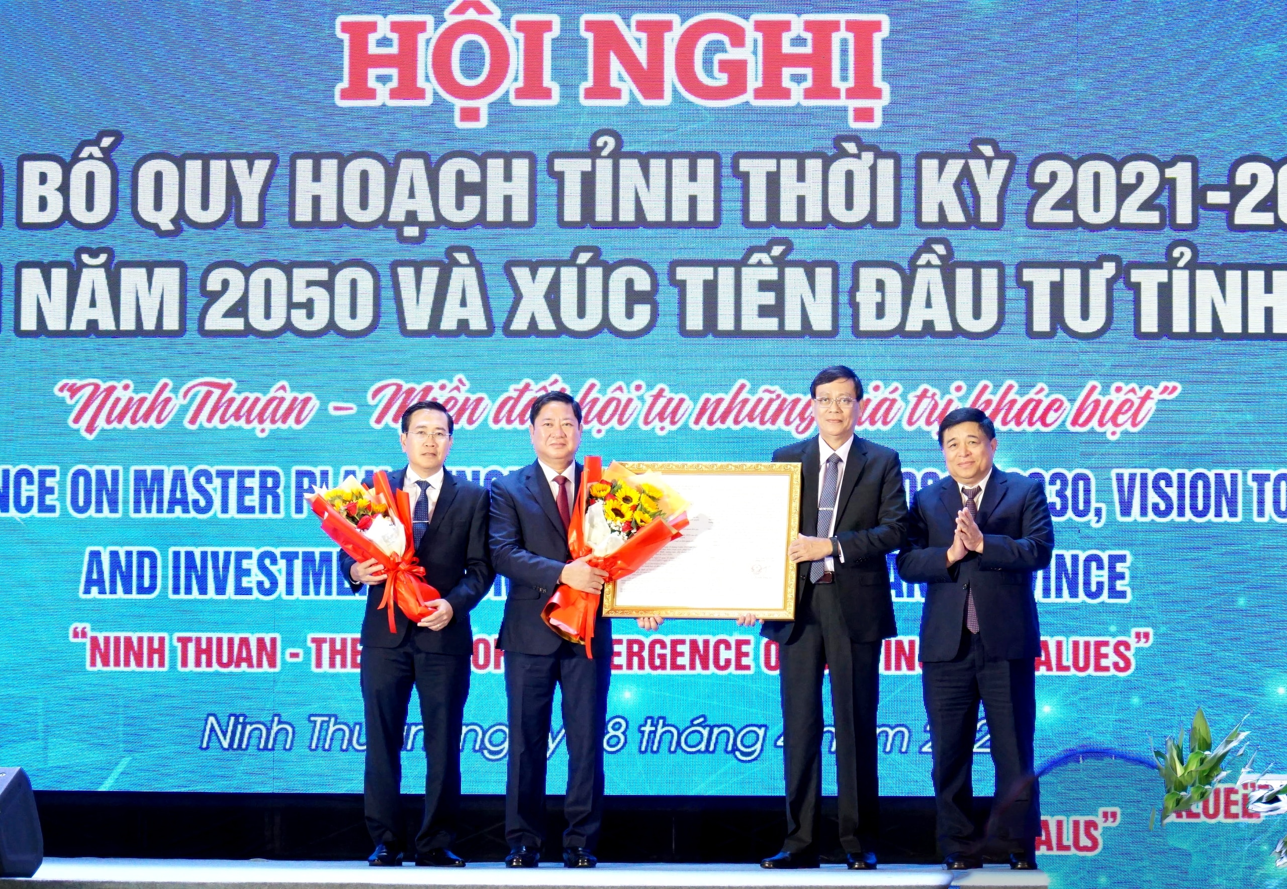 Los líderes de la provincia de Ninh Thuan recibieron la Decisión del Primer Ministro que aprueba la Planificación Provincial para el período 2021-2030, visión hasta 2050.