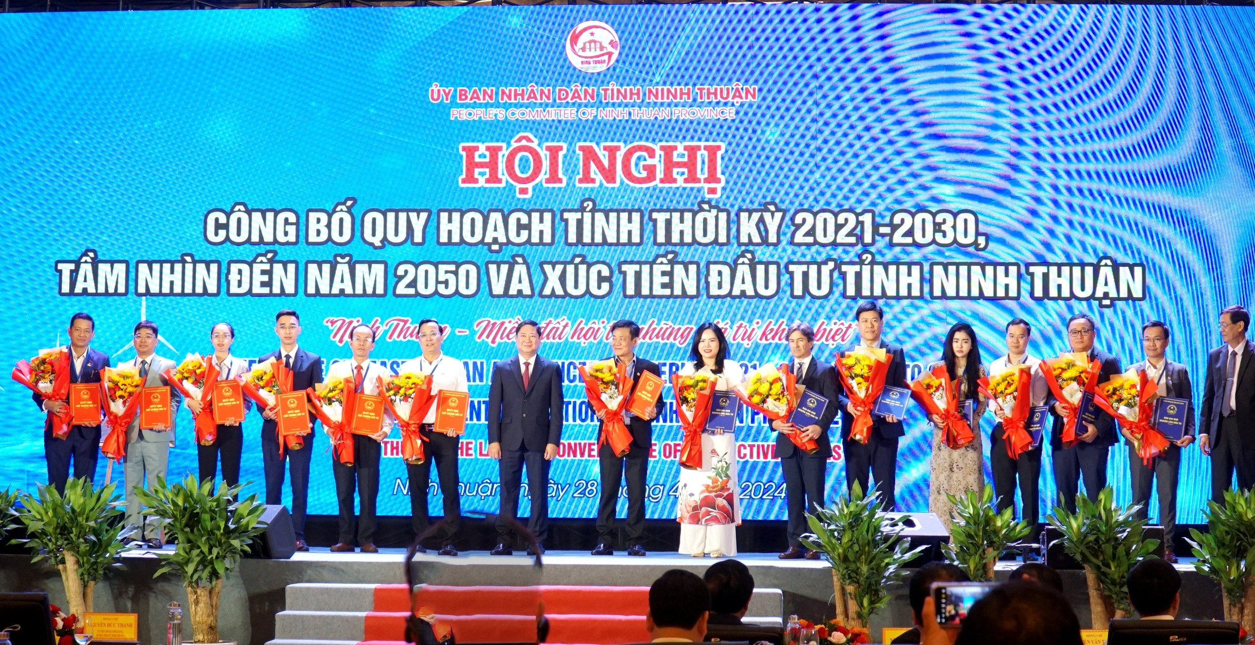 En la conferencia, el Comité Popular de la provincia de Ninh Thuan otorgó 7 certificados de registro de inversiones y 7 memorandos de investigación y desarrollo de proyectos con un capital de inversión total esperado de más de 120.000 billones de VND a 14 inversores nacionales y extranjeros.