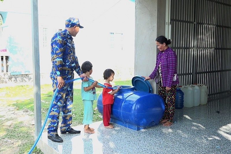 Las autoridades locales, en coordinación con oficiales y soldados de la Región 5 de la Armada, entregan agua dulce a los hogares de las personas.