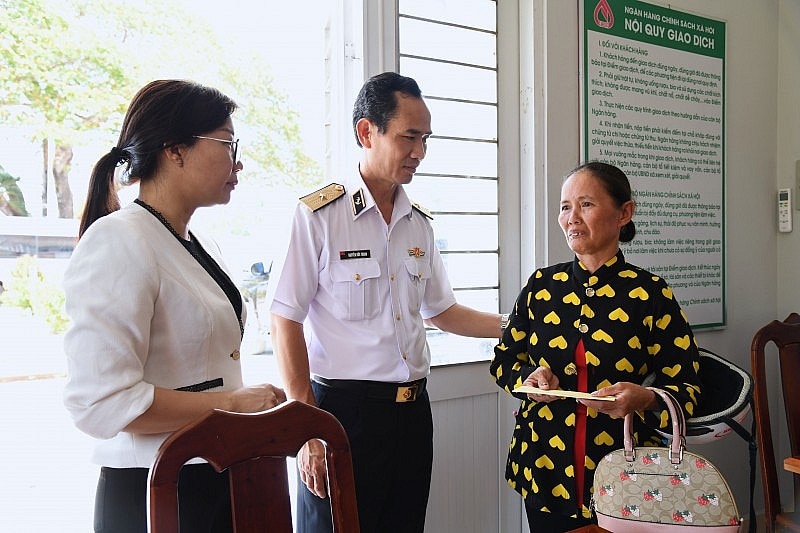 El contralmirante Nguyen Huu Thoan visitó y alentó a la población de las zonas secas de la comuna de Khanh Lam.