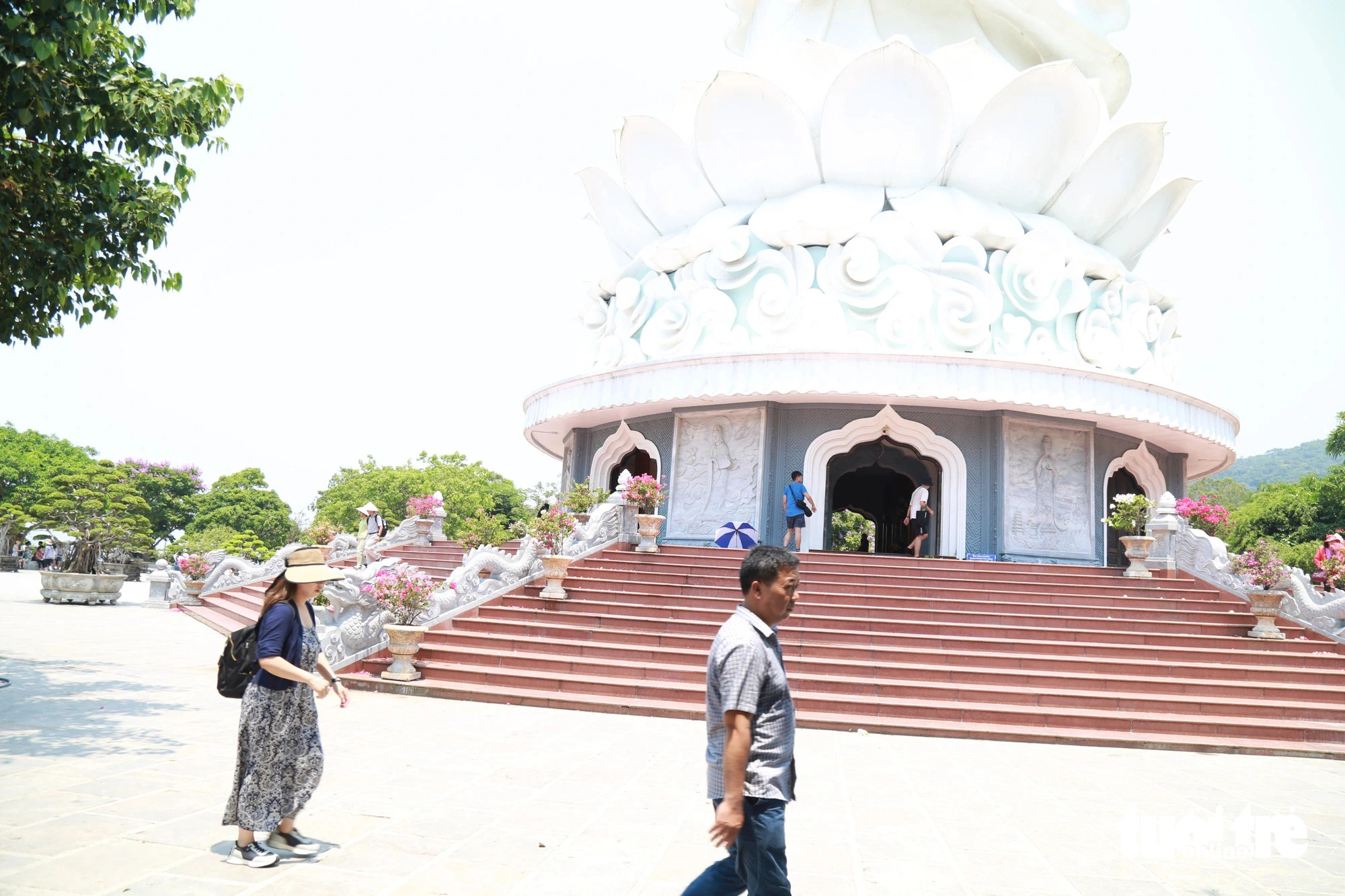 Chùa Linh Ứng Đà Nẵng vắng hoe dịp lễ, chỉ lác đác khách nước ngoài- Ảnh 5. Khu vực trước tượng Phật Quan Âm cao nhất Việt Nam vốn đông đúc khách chụp hình thì nay thưa thớt dịp lễ