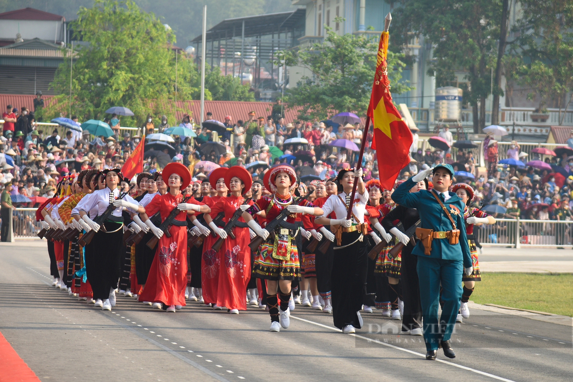 Trực thăng bay “rợp trời” Điện Biên trong buổi hợp luyện đầu tiên trên mảnh đất “lừng lẫy 5 châu, chấn động địa cầu”- Ảnh 6. Trực thăng bay “rợp trời” Điện Biên trong buổi hợp luyện đầu tiên trên mảnh đất “lừng lẫy 5 châu, chấn động địa cầu”- Ảnh 6.