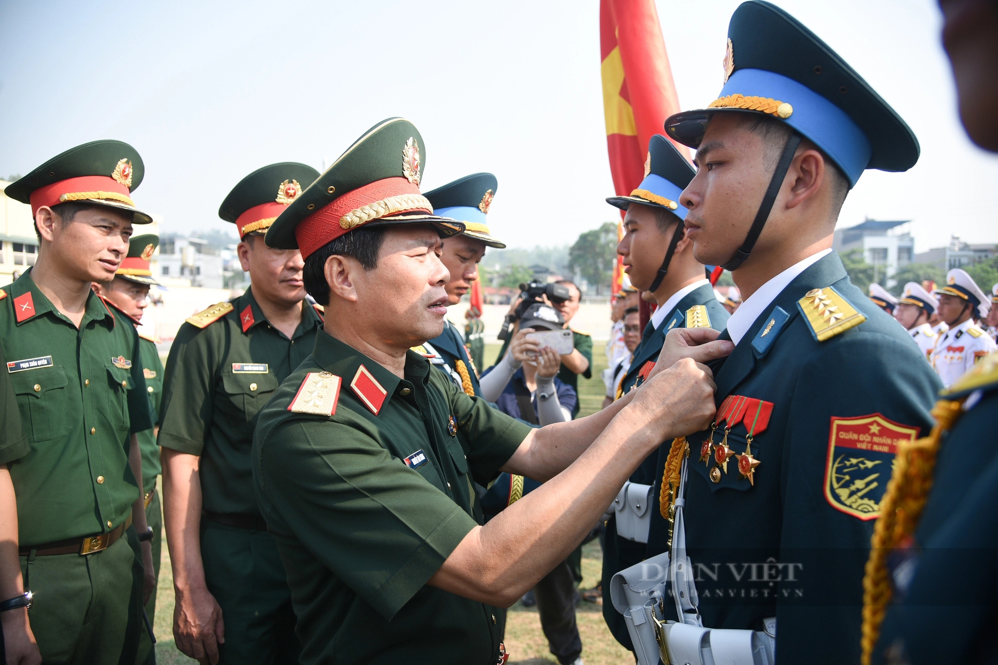 Trực thăng bay “rợp trời” Điện Biên trong buổi hợp luyện đầu tiên trên mảnh đất “lừng lẫy 5 châu, chấn động địa cầu”- Ảnh 9. Trực thăng bay “rợp trời” Điện Biên trong buổi hợp luyện đầu tiên trên mảnh đất “lừng lẫy 5 châu, chấn động địa cầu”- Ảnh 9.