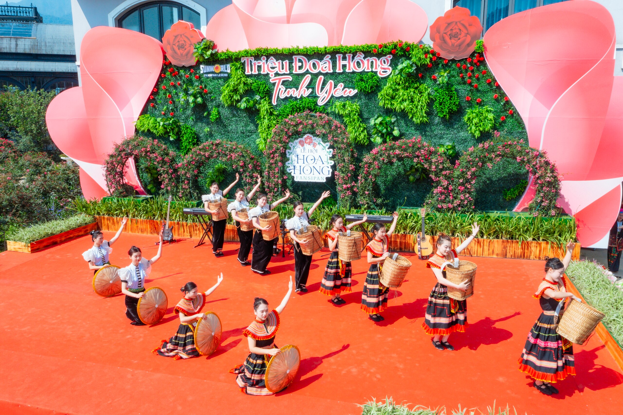 Sáng 27.4, hàng ngàn du khách đã đổ về Sun World Fansipan Legend để tham dự chương trình khai mạc Lễ hội Hoa hồng tại thung lũng hoa hồng lớn nhất Việt Nam trải dài trên diện tích 50.000 m2, thuộc quần thể nhà ga đi cáp treo của khu du lịch