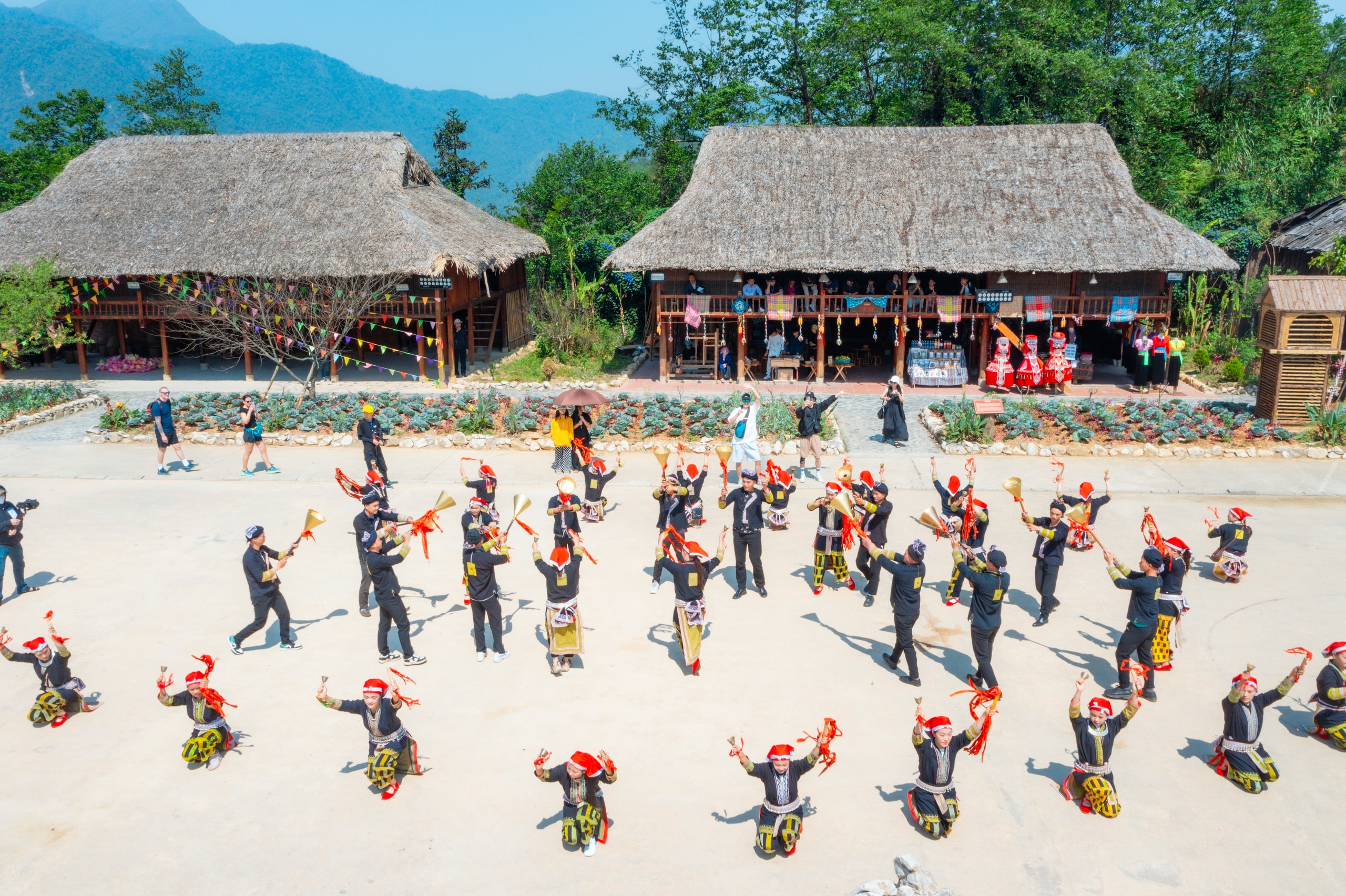 Nắng nóng chưa từng có, hàng ngàn du khách đổ về Hạ Long, Sa Pa, Sầm Sơn- Ảnh 12.
