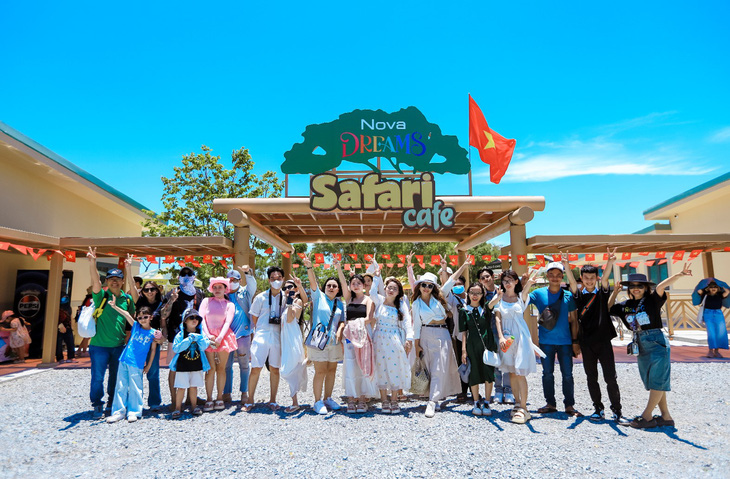 Du khách hào hứng với Carnival Novaworld Phan Thiet- Ảnh 2. Cuộc phiêu lưu tại Lãnh địa khủng long Dino Park