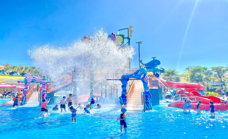 Du khách hào hứng với Carnival Novaworld Phan Thiet- Ảnh 4. Du khách phá đảo công viên nước Wonderland Water Park. Làn nước mát lành cùng loạt trò chơi hấp hẫn từ nhẹ nhàng đến gay cấn hồi hộp theo chủ đề thám hiểm đại dương nước mê hoặc các du khách từ em bé đến người lớn.