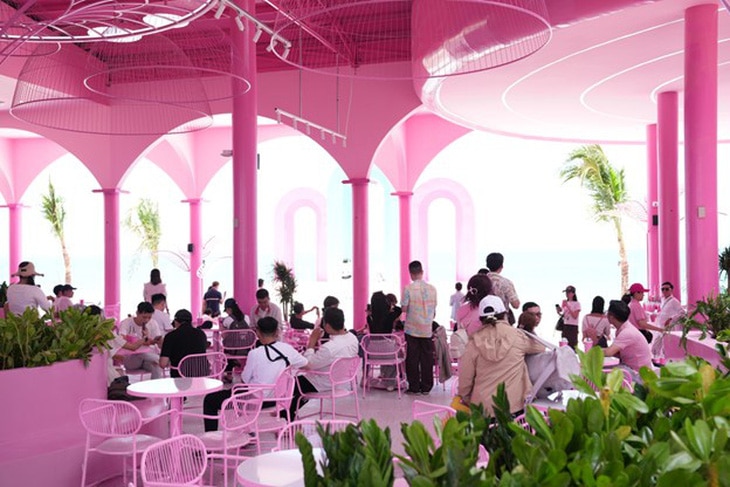 Pinky Garden Café เต็มไปด้วยสีชมพูที่น่าประทับใจอย่างยิ่ง