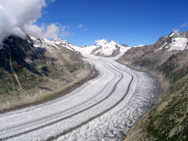 Aletsch เป็นหนึ่งในธารน้ำแข็งที่ใหญ่ที่สุดในเทือกเขาแอลป์ ด้วยปริมาณน้ำแข็งที่น่าทึ่งถึง 11 พันล้านตัน ภาพถ่ายพร้อมวอล์คเกอร์