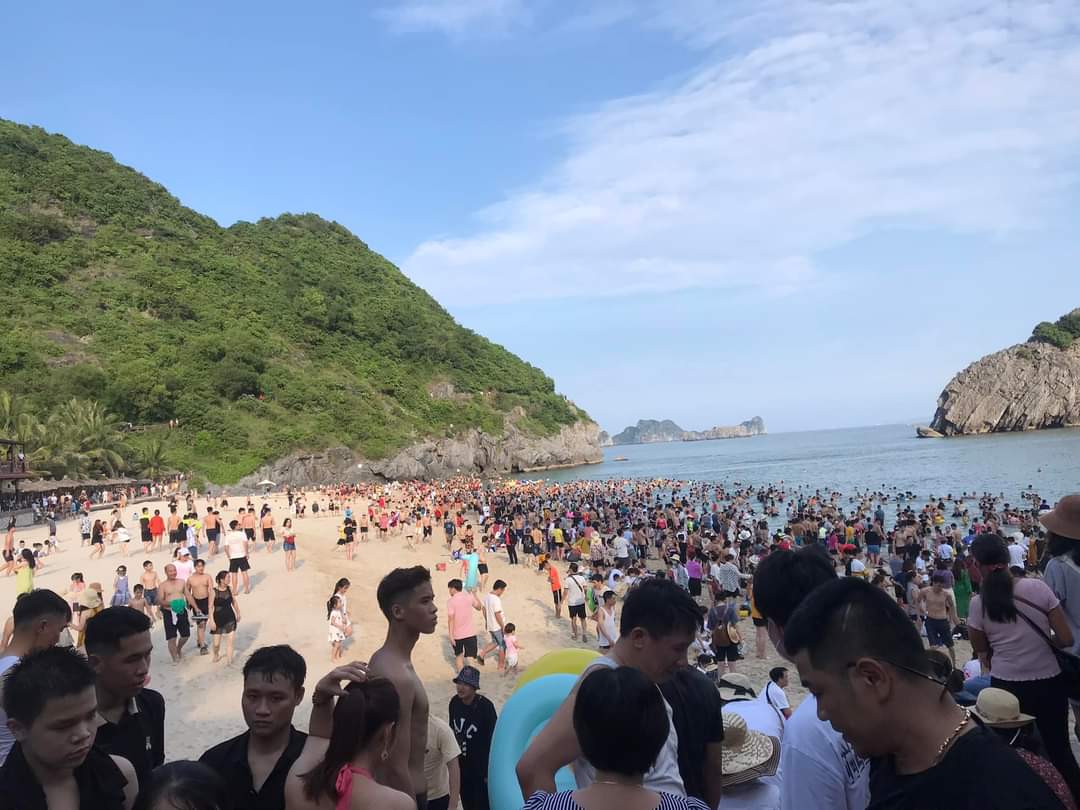 Lượng khách qua phà Đồng Bài ra Cát Bà tăng gấp đôi ngày thứ hai kỳ nghỉ lễ- Ảnh 2. Lượng khách qua phà Đồng Bài ra Cát Bà tăng gấp đôi ngày thứ hai kỳ nghỉ lễ- Ảnh 2.