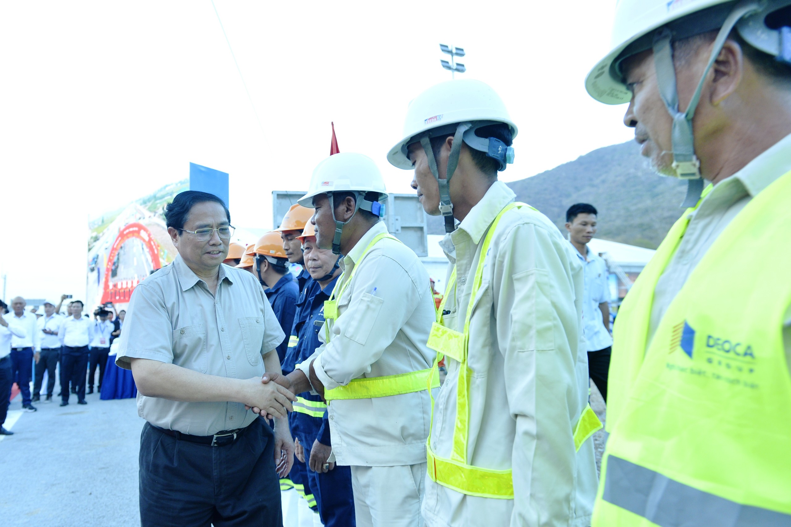 Thủ tướng Phạm Minh Chính cắt băng khánh thành cao tốc Cam Lâm - Vĩnh Hảo- Ảnh 3. Thủ tướng thăm hỏi, động viên công nhân tại dự án