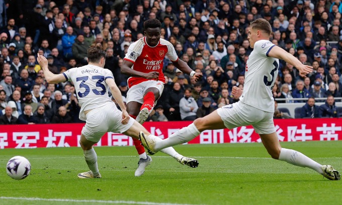 Saka dans le but d'augmenter le score à 2-0 pour Arsenal lors du match contre l'hôte Tottenham 3-2 lors de la 35e journée de Premier League le 28 avril. Photo de : Gardien