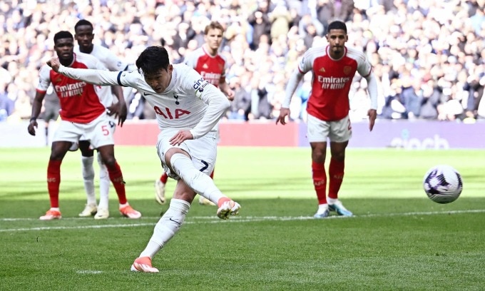 Son Heung-min đá phạt đền, rút ngắn tỷ số còn 3-2 cho Tottenham ở phút 87. Ảnh: Reuters 