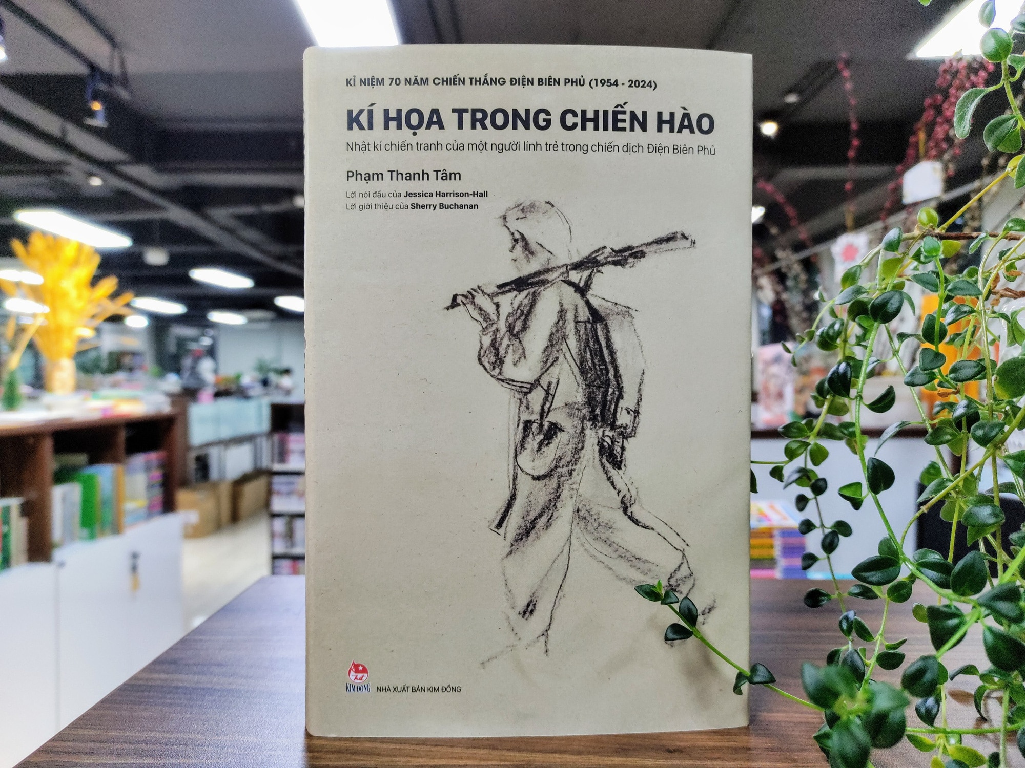 Bocetos en las trincheras - Diario de guerra de un joven soldado en la campaña de Dien Bien Phu por Pham Thanh Tam - Foto: Editorial Kim Dong