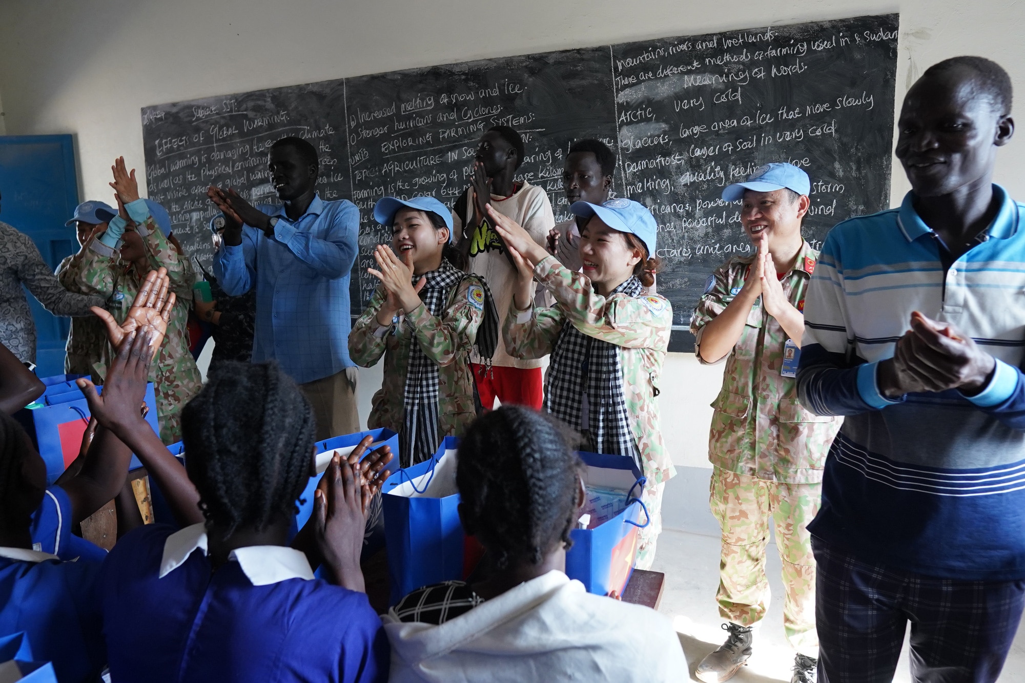 L'hôpital de campagne n°2 de niveau 5 organise des jeux et chante avec des étudiantes d'une école primaire du Soudan du Sud - Photo : BVCC