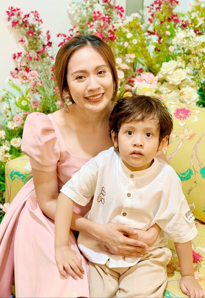 그녀의 둘째 아들 Tet과 함께 있는 Thanh Thuy는 과잉 행동과 주의력 결핍 장애를 앓고 있습니다. 사진 : 캐릭터 제공