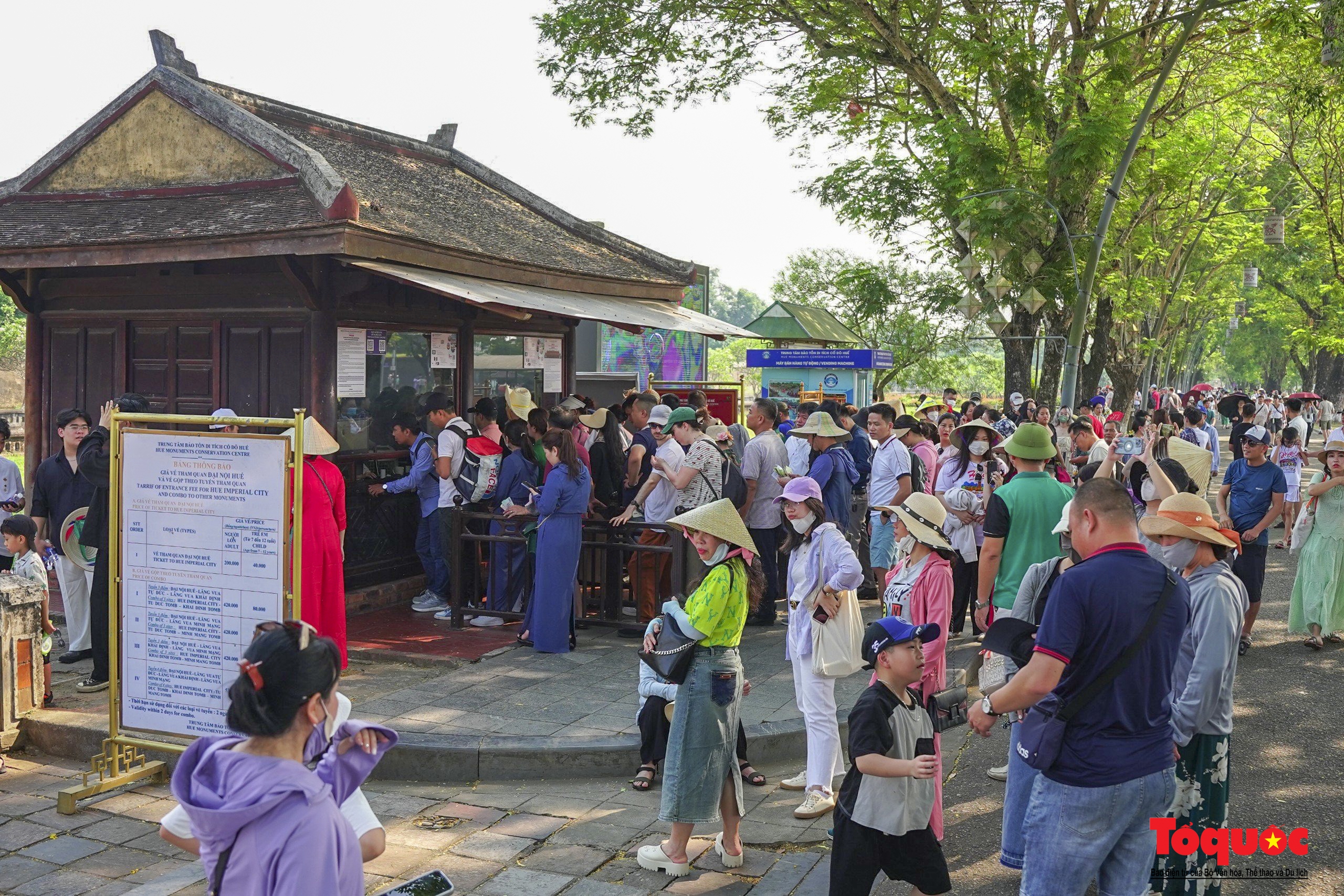 Du khách ùn ùn tham quan Huế trong những ngày nắng nóng gay gắt - Ảnh 3. Du khách ùn ùn tham quan Huế trong những ngày nắng nóng gay gắt - Ảnh 3.