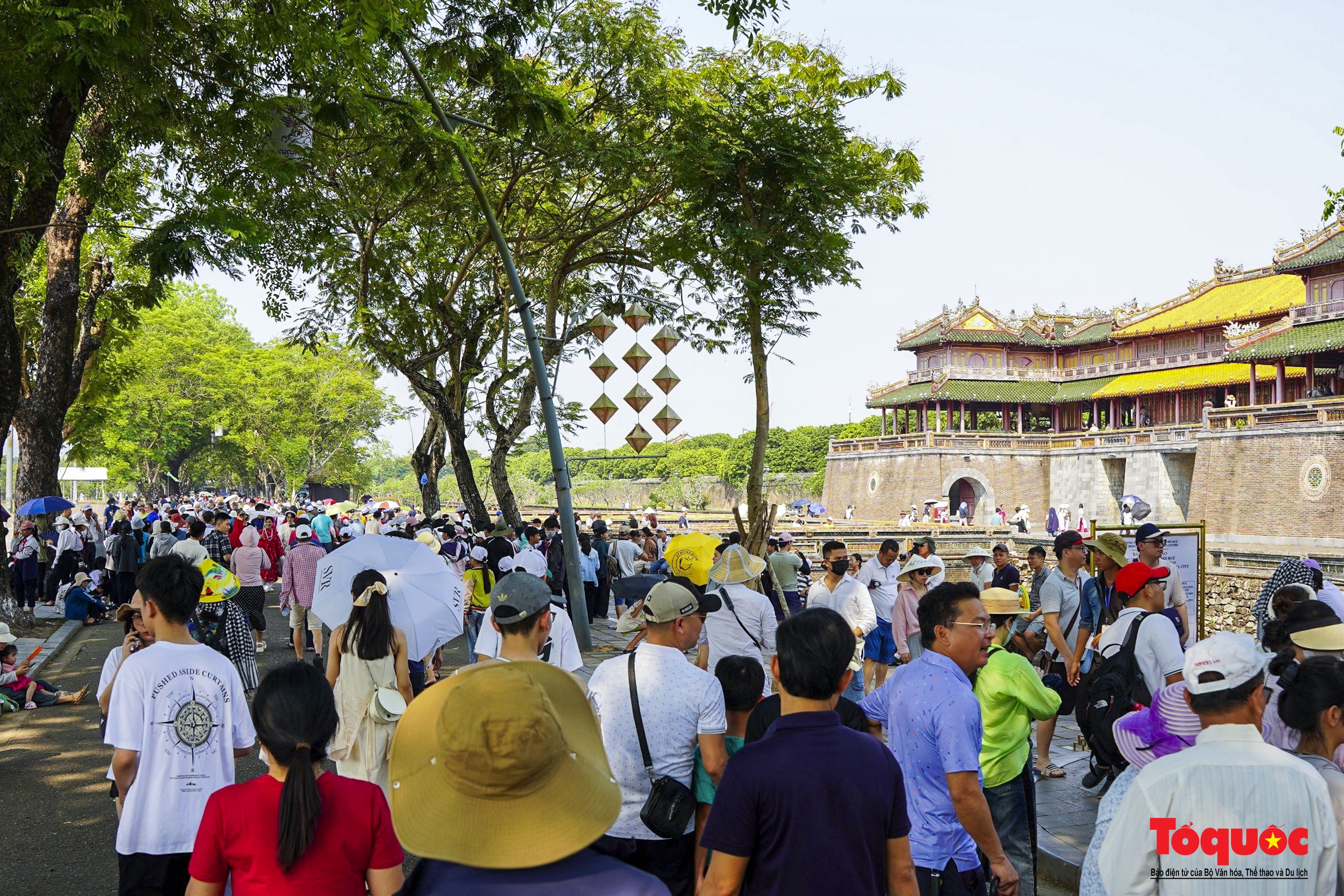 Du khách ùn ùn tham quan Huế trong những ngày nắng nóng gay gắt - Ảnh 4. Du khách ùn ùn tham quan Huế trong những ngày nắng nóng gay gắt - Ảnh 4.