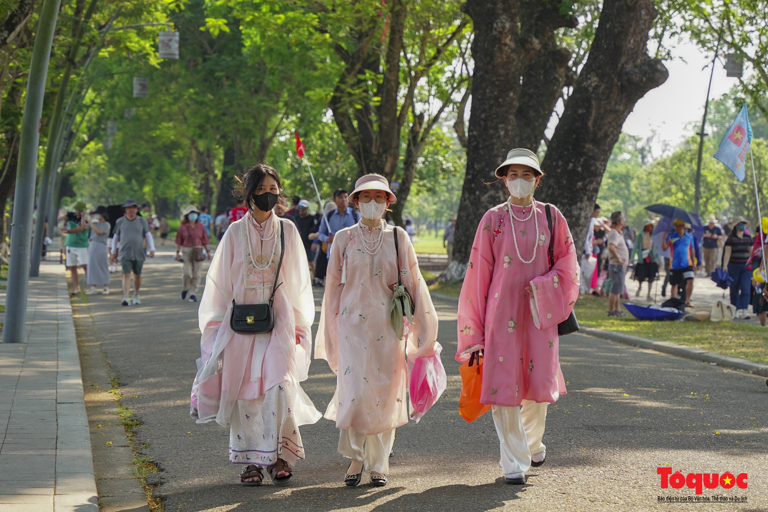 Du khách ùn ùn tham quan Huế trong những ngày nắng nóng gay gắt - Ảnh 5. Du khách ùn ùn tham quan Huế trong những ngày nắng nóng gay gắt - Ảnh 5.