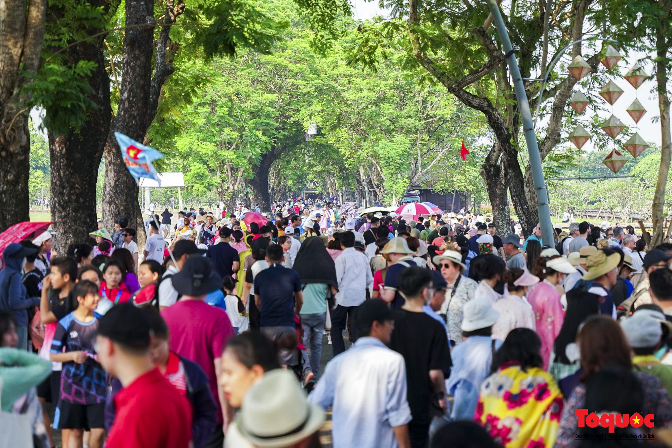 Du khách ùn ùn tham quan Huế trong những ngày nắng nóng gay gắt - Ảnh 6. Du khách ùn ùn tham quan Huế trong những ngày nắng nóng gay gắt - Ảnh 6.