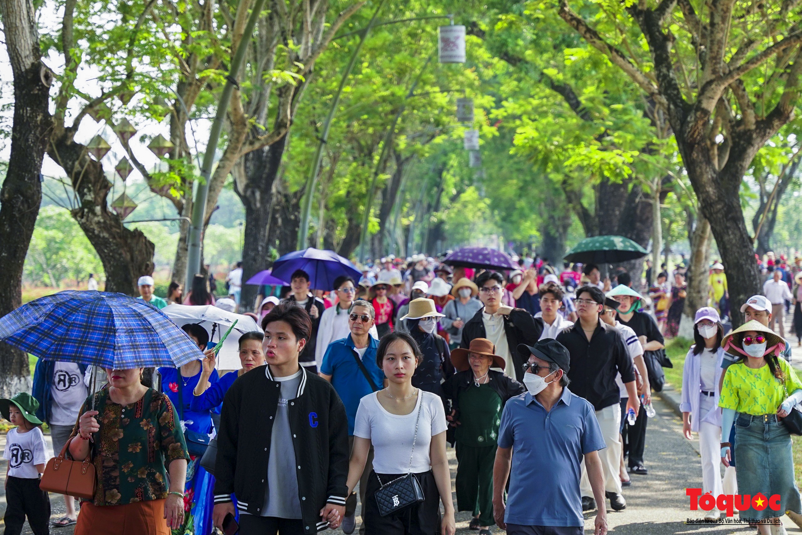 Du khách ùn ùn tham quan Huế trong những ngày nắng nóng gay gắt - Ảnh 7. Du khách ùn ùn tham quan Huế trong những ngày nắng nóng gay gắt - Ảnh 7.