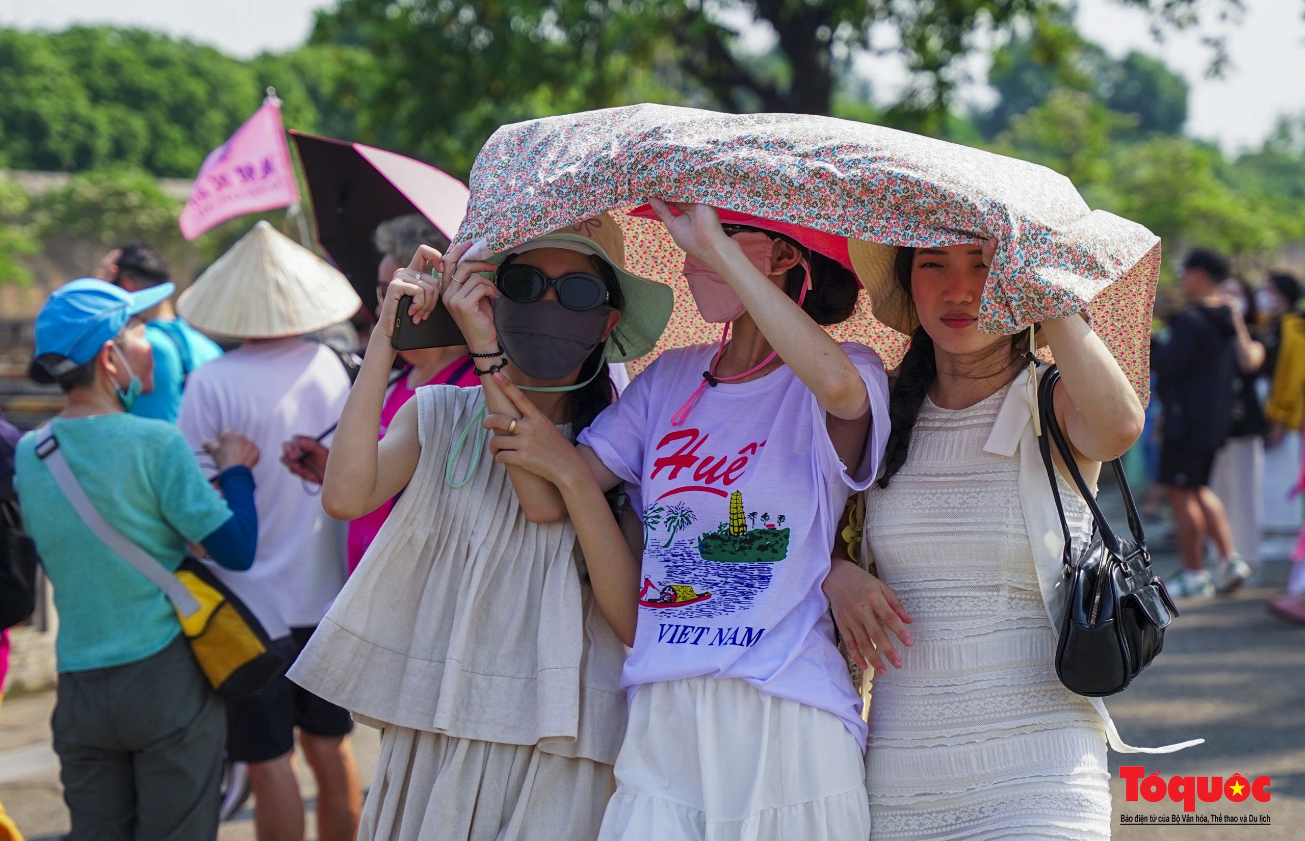 Du khách ùn ùn tham quan Huế trong những ngày nắng nóng gay gắt - Ảnh 9.