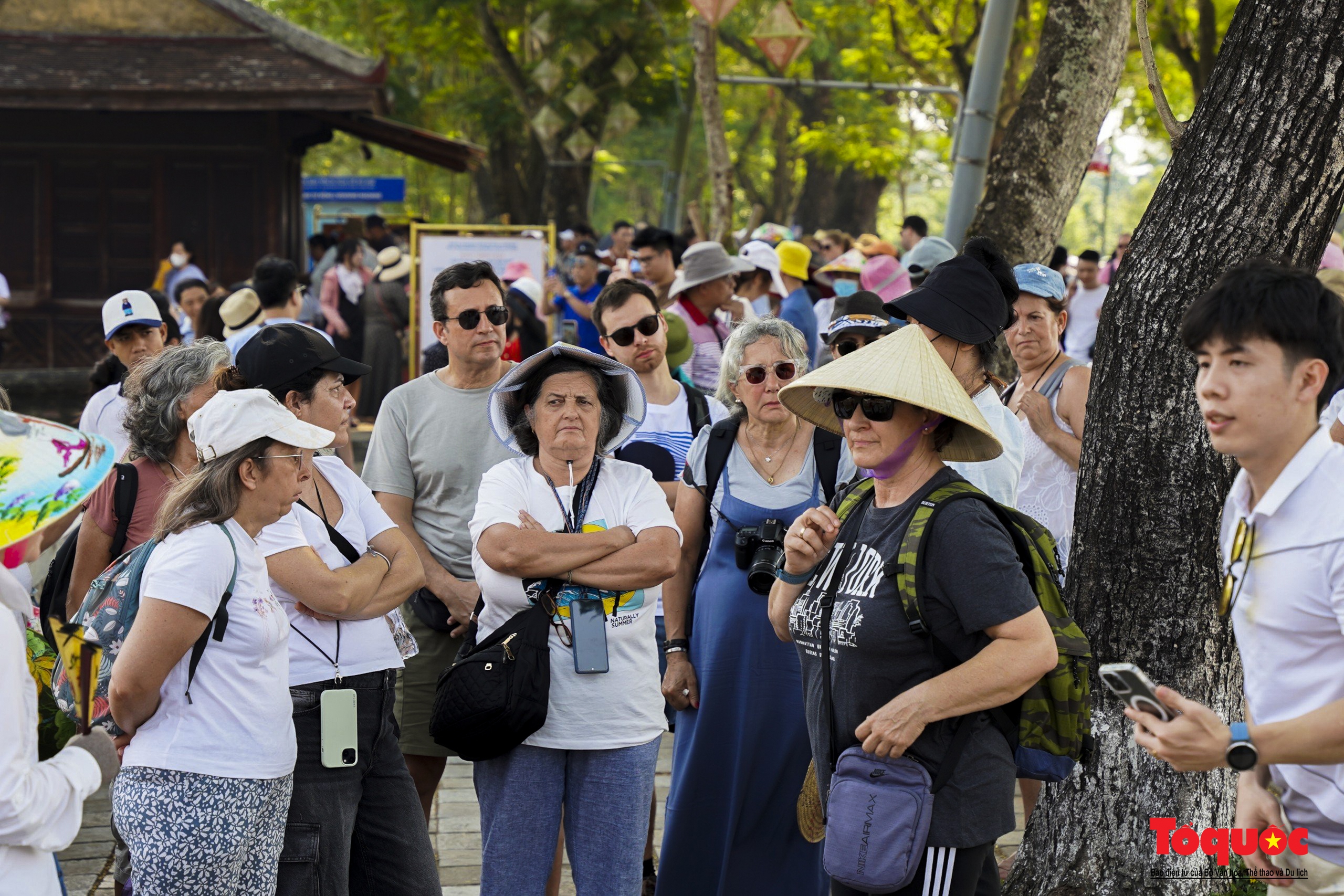 Du khách ùn ùn tham quan Huế trong những ngày nắng nóng gay gắt - Ảnh 10. Du khách ùn ùn tham quan Huế trong những ngày nắng nóng gay gắt - Ảnh 10.