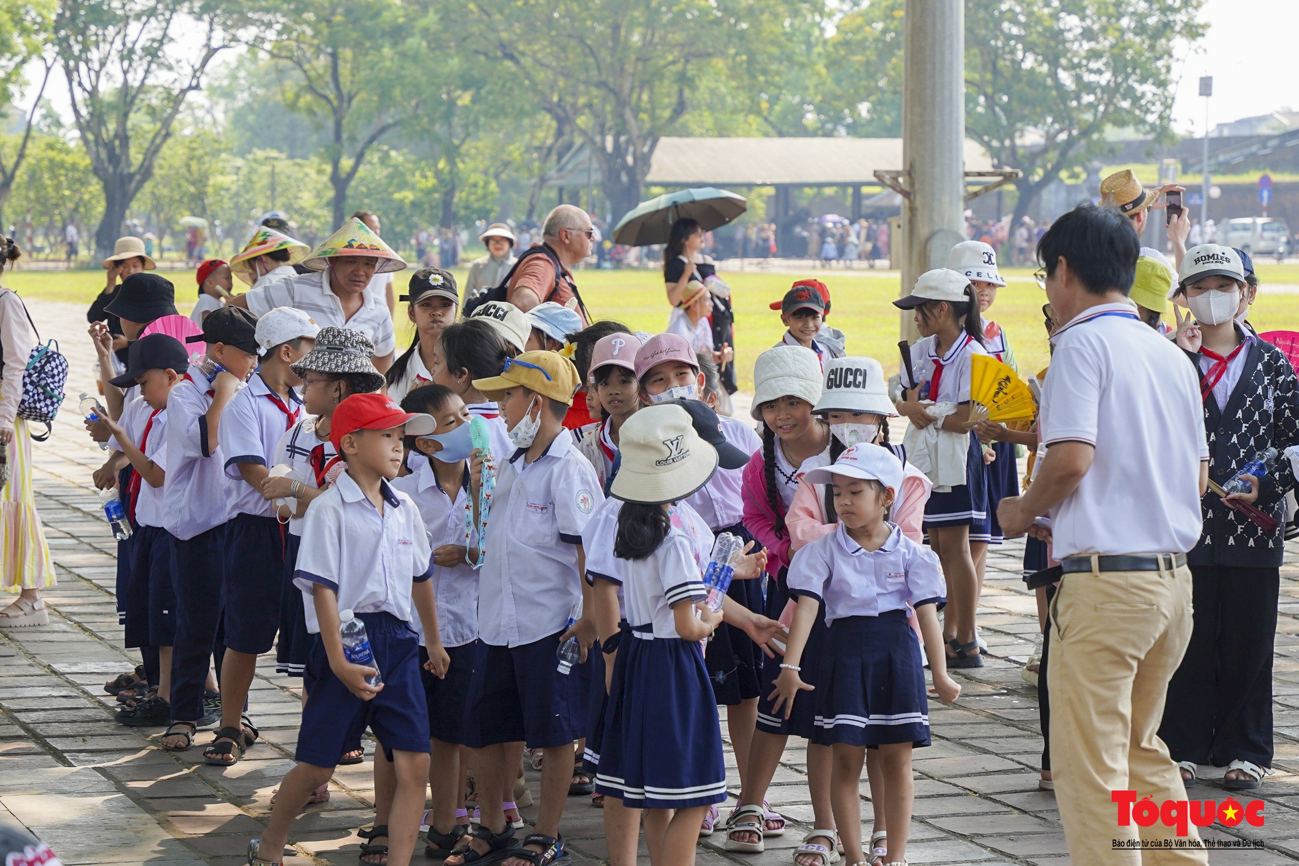 Du khách ùn ùn tham quan Huế trong những ngày nắng nóng gay gắt - Ảnh 12. Du khách ùn ùn tham quan Huế trong những ngày nắng nóng gay gắt - Ảnh 12.