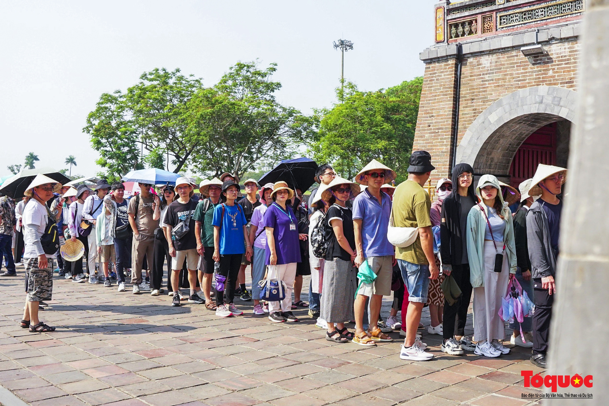 Du khách ùn ùn tham quan Huế trong những ngày nắng nóng gay gắt - Ảnh 13. Du khách ùn ùn tham quan Huế trong những ngày nắng nóng gay gắt - Ảnh 13.