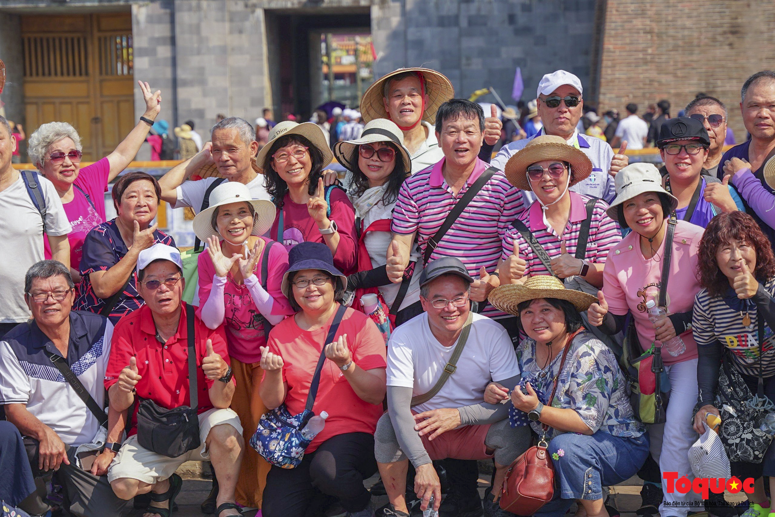Du khách ùn ùn tham quan Huế trong những ngày nắng nóng gay gắt - Ảnh 14. Du khách ùn ùn tham quan Huế trong những ngày nắng nóng gay gắt - Ảnh 14.