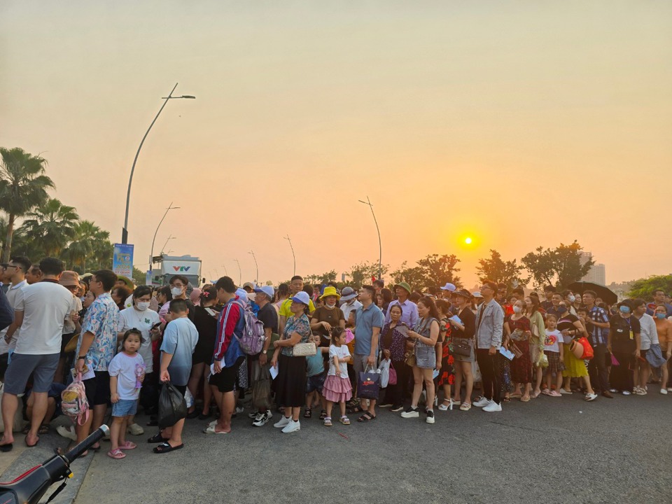 D&ugrave; chưa đến 18h nhưng du kh&aacute;ch đ&atilde; bắt đầu xếp h&agrave;ng d&agrave;i để được v&agrave;o trong khu vực s&acirc;n khấu Carnaval Hạ Long. Ảnh Vĩnh Qu&acirc;n