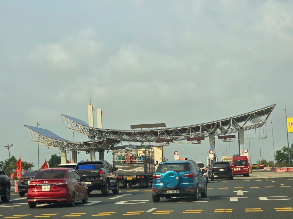 Le nombre de véhicules traversant le pont Bach Dang a augmenté de 2 à 3 fois par rapport à chaque année. La photo de Vinh Quan