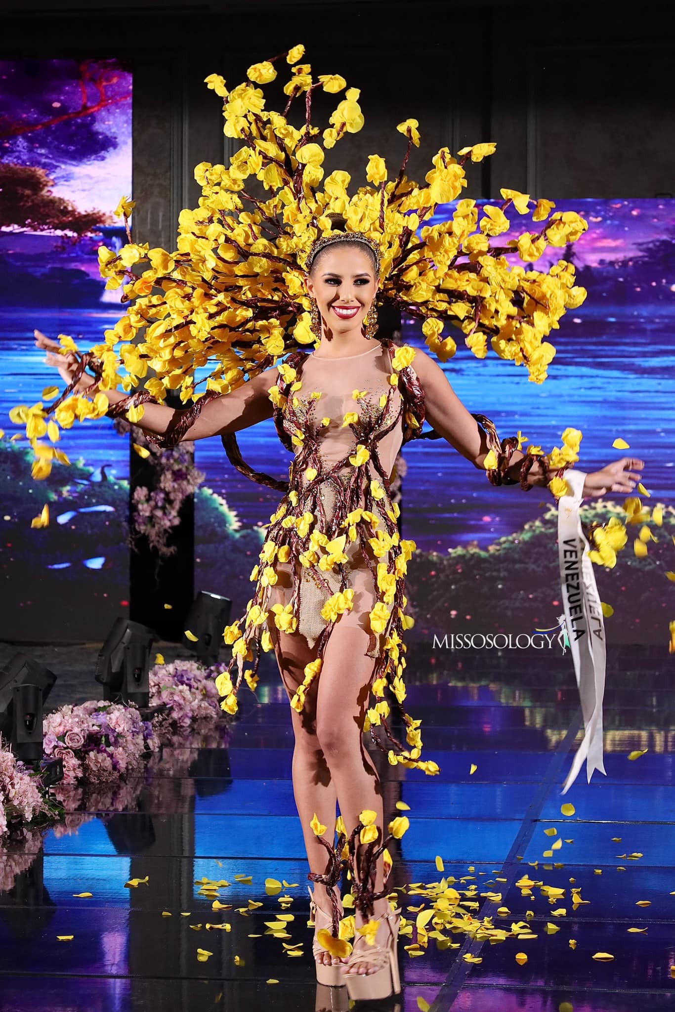 Les candidates de Miss Environnement présentent des robes en nylon et déchets photo 2