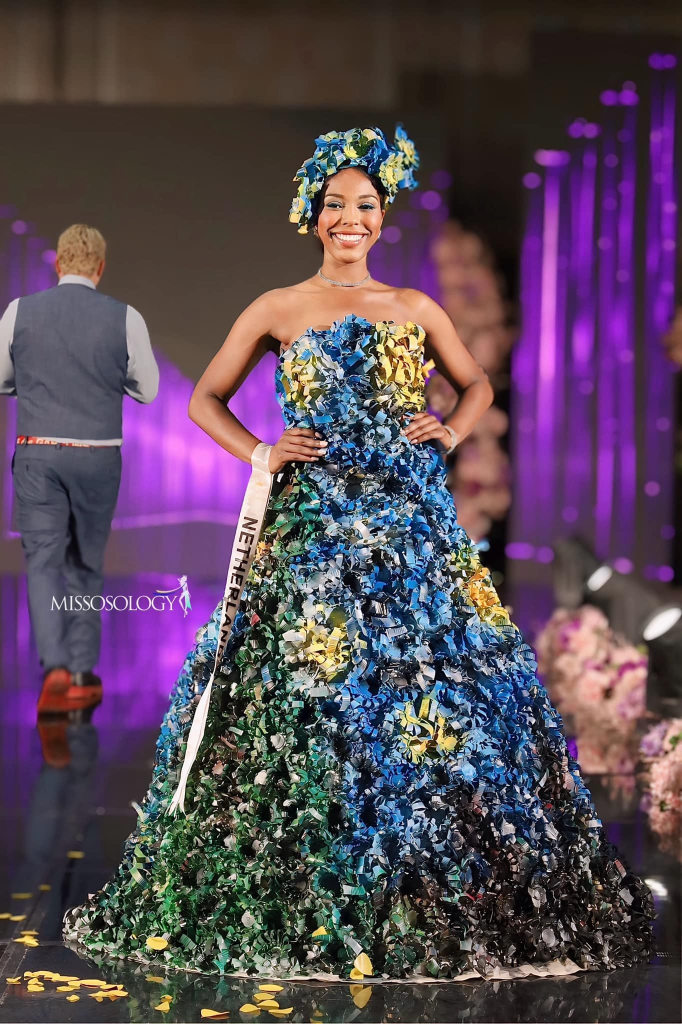 Les candidates de Miss Environnement présentent des robes en nylon et déchets photo 3