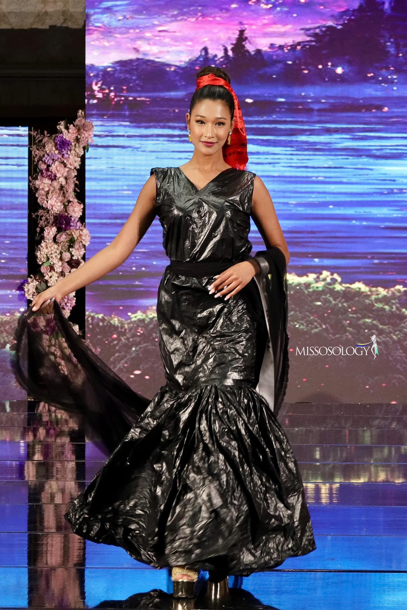 Les candidates de Miss Environnement présentent des robes en nylon et déchets photo 12