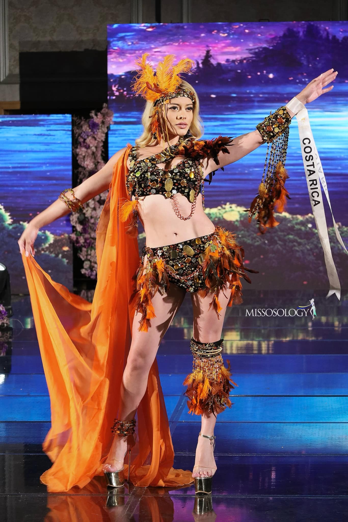 Les candidates de Miss Environnement présentent des robes en nylon et déchets photo 13